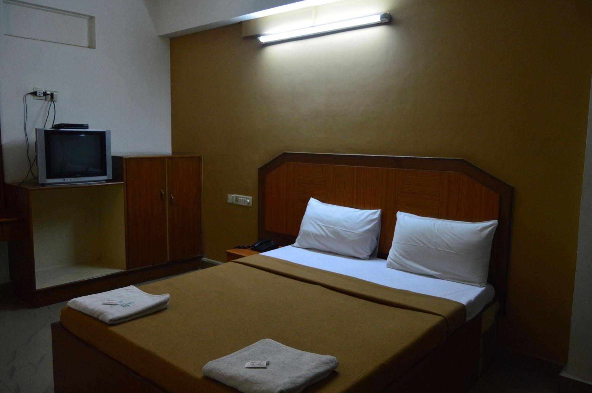 Qik Stay @ S.K. Continental Mysore Exterior foto